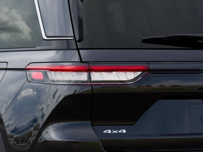 New 2026 Diamond Black Crystal Pearl-Coat Exterior Paint Jeep Limited image 9