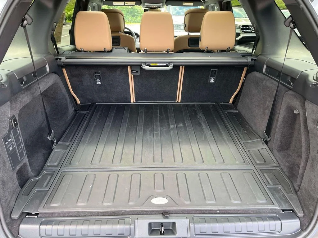 Used 2025  Land Rover Dynamic SE image 13