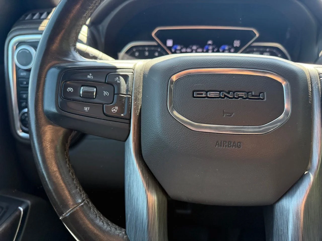 Used 2019 White Frost Tricoat GMC Denali image 19