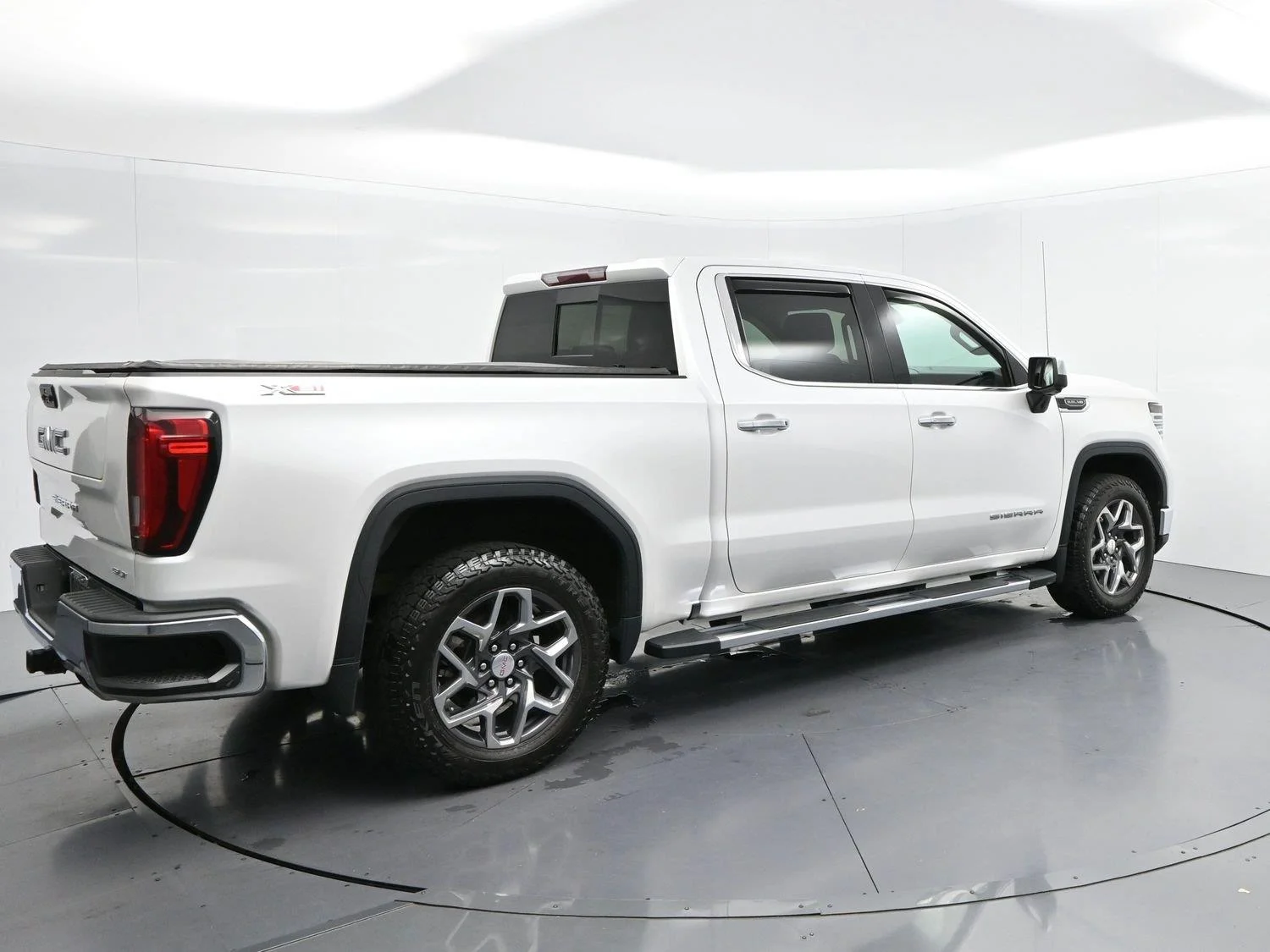 Used 2023 White Frost Tricoat GMC SLT image 7