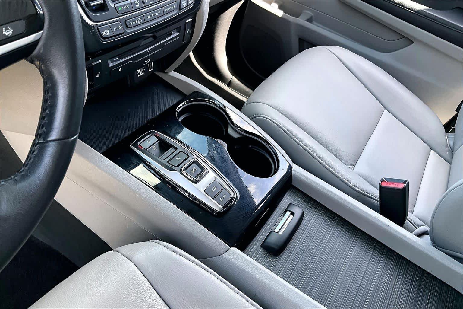 Used 2019 Lunar Silver Metallic Honda Touring 8-Passenger image 15