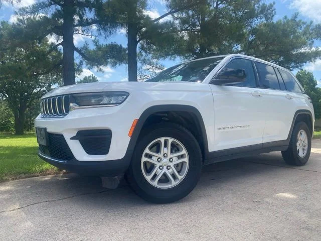 Used 2024 White/off-white Jeep Laredo image 2