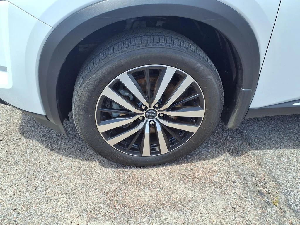 Used 2025 White Nissan Platinum image 25