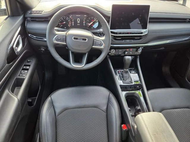 New 2026 Diamond Black Crystal Pearlcoat Jeep Latitude image 7