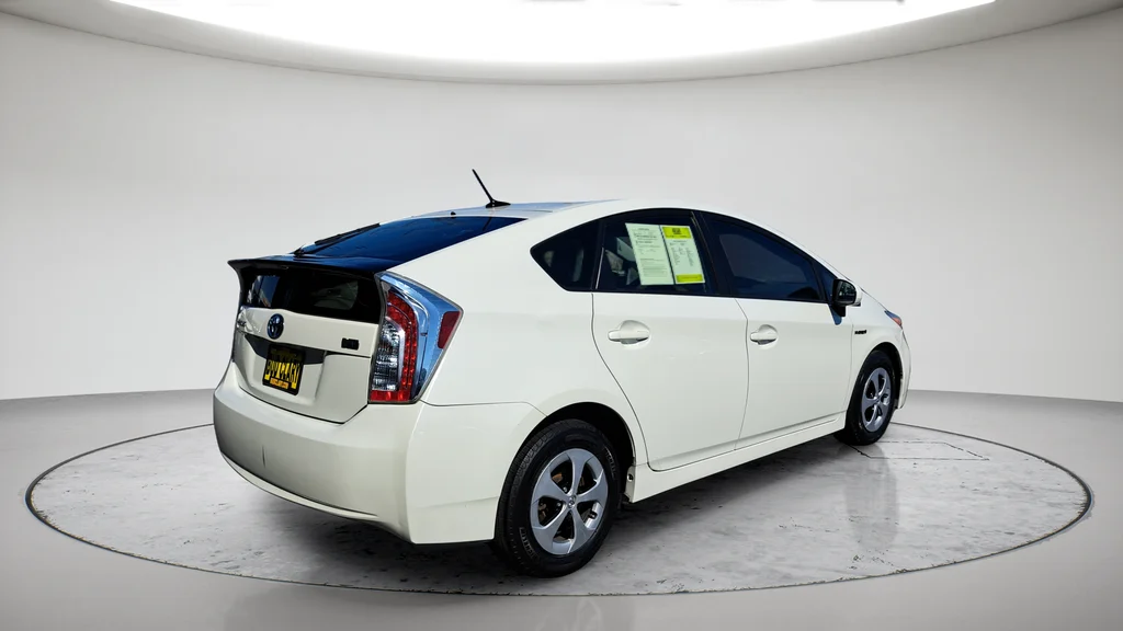 Used 2015 White Toyota Three image 3