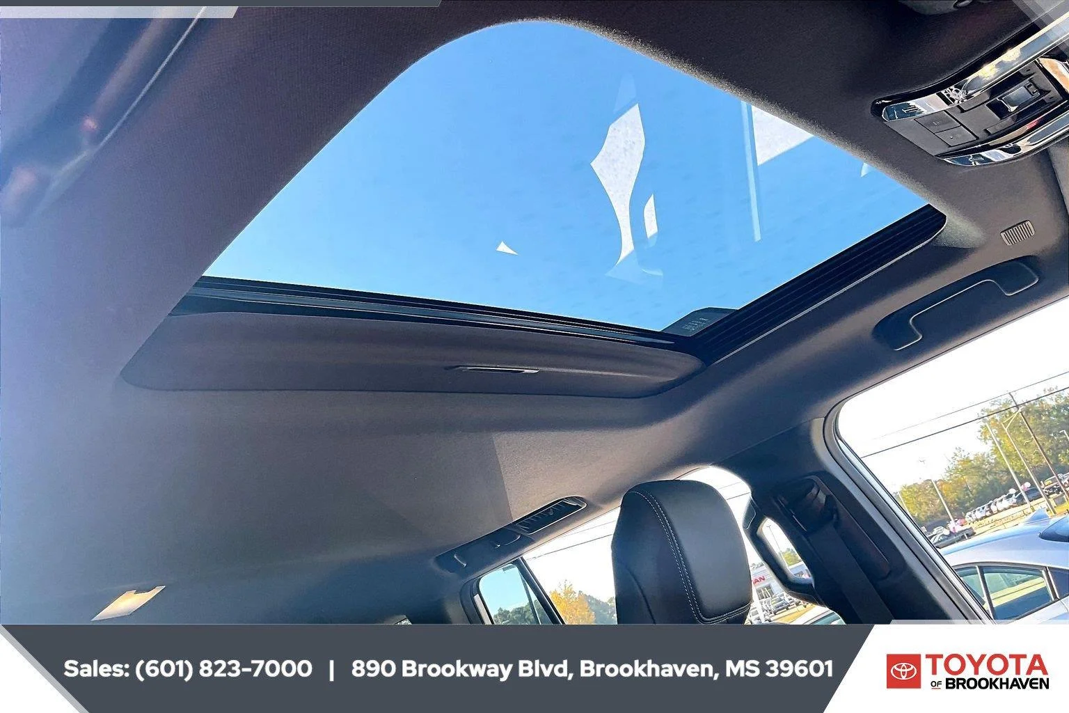 Used 2025 Wind Chill Pearl Toyota Base image 16