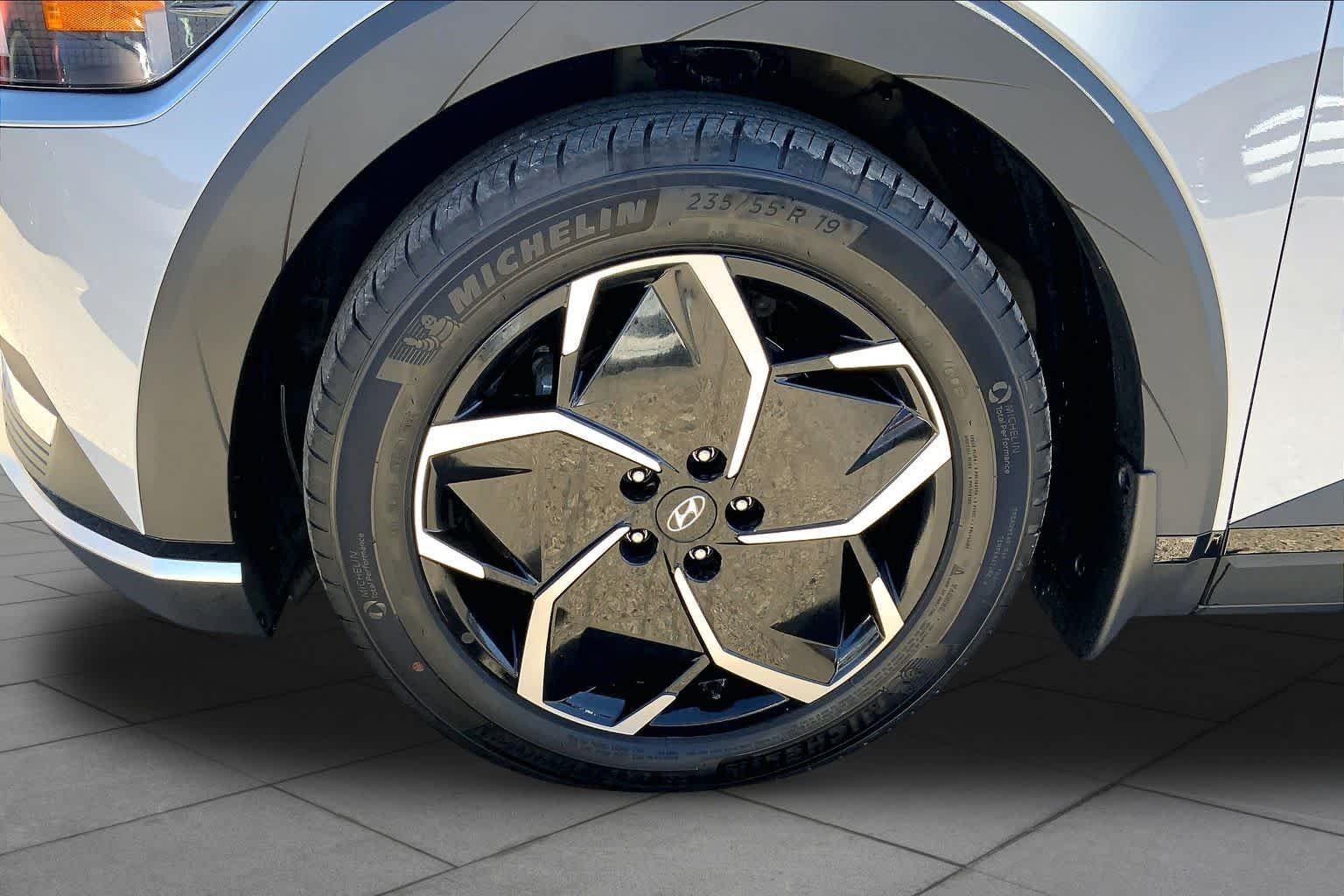 Used 2024 Cyber Gray Hyundai SE image 9