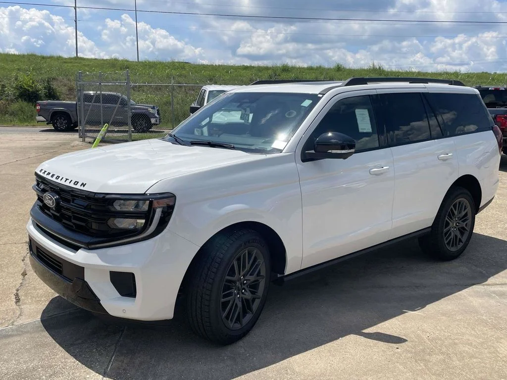 New 2027 Star White Metallic Tri-Coat Ford Platinum image 7