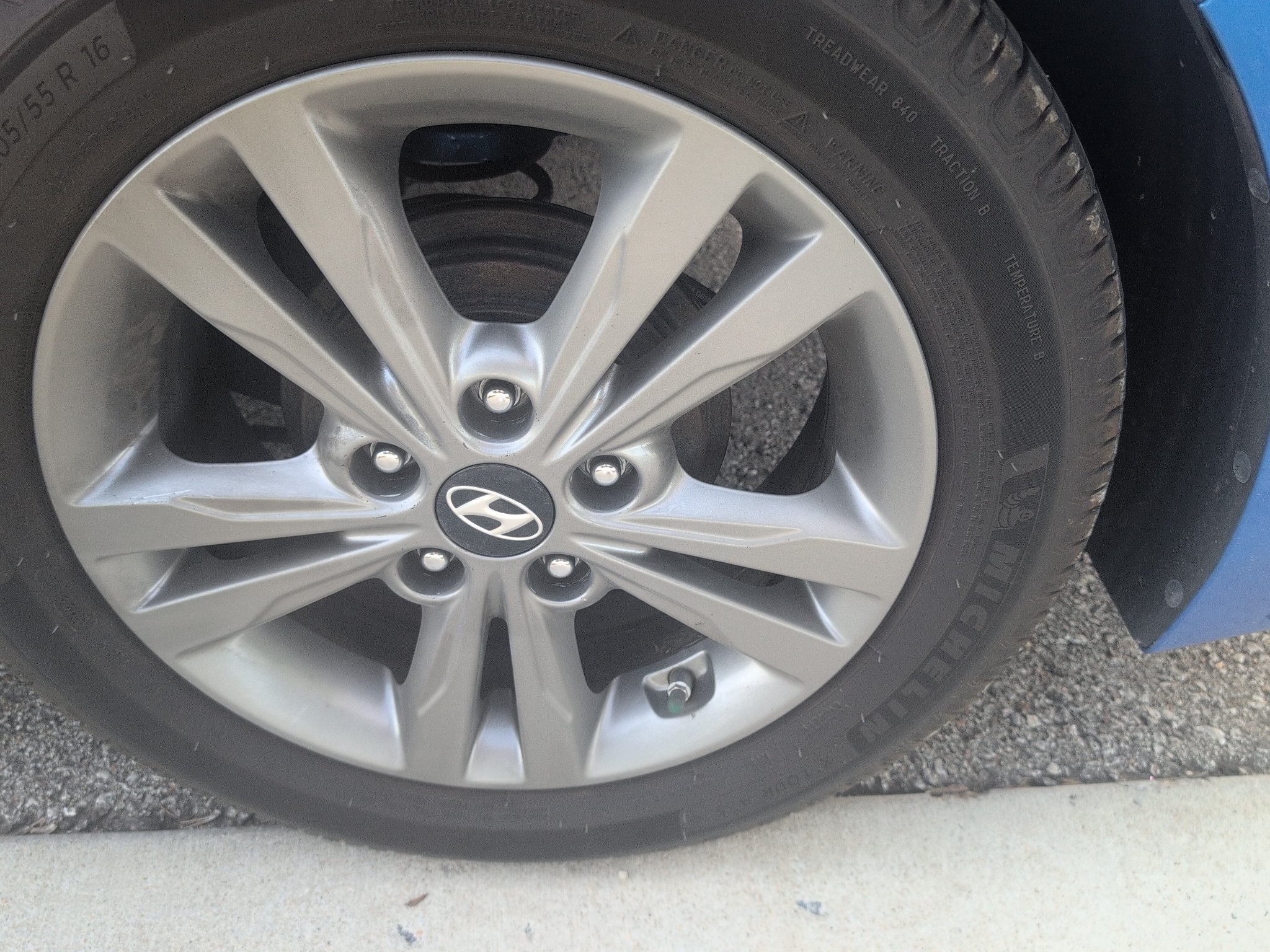 Used 2017 Electric Blue Hyundai SE image 10