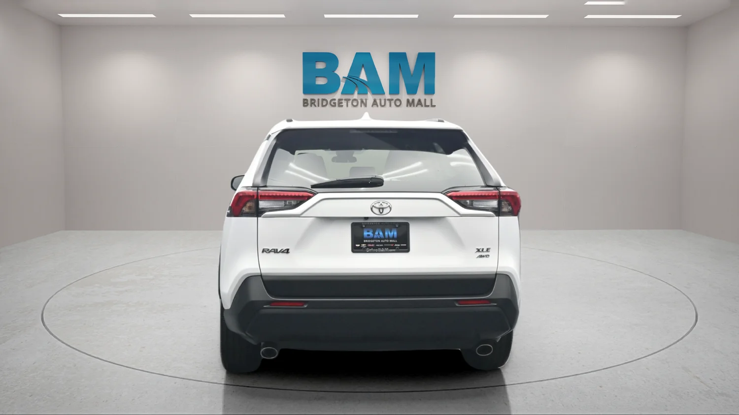 Used 2025 White Toyota XLE image 4