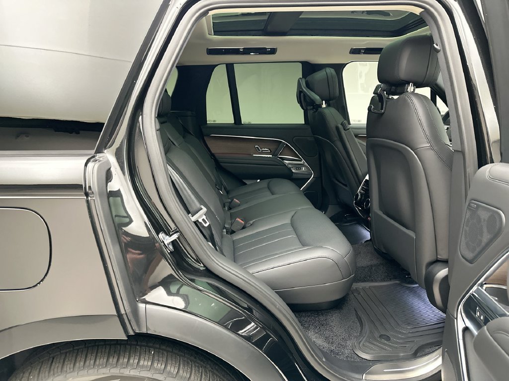 New 2027 Santorini Black Metallic Land Rover SE image 7