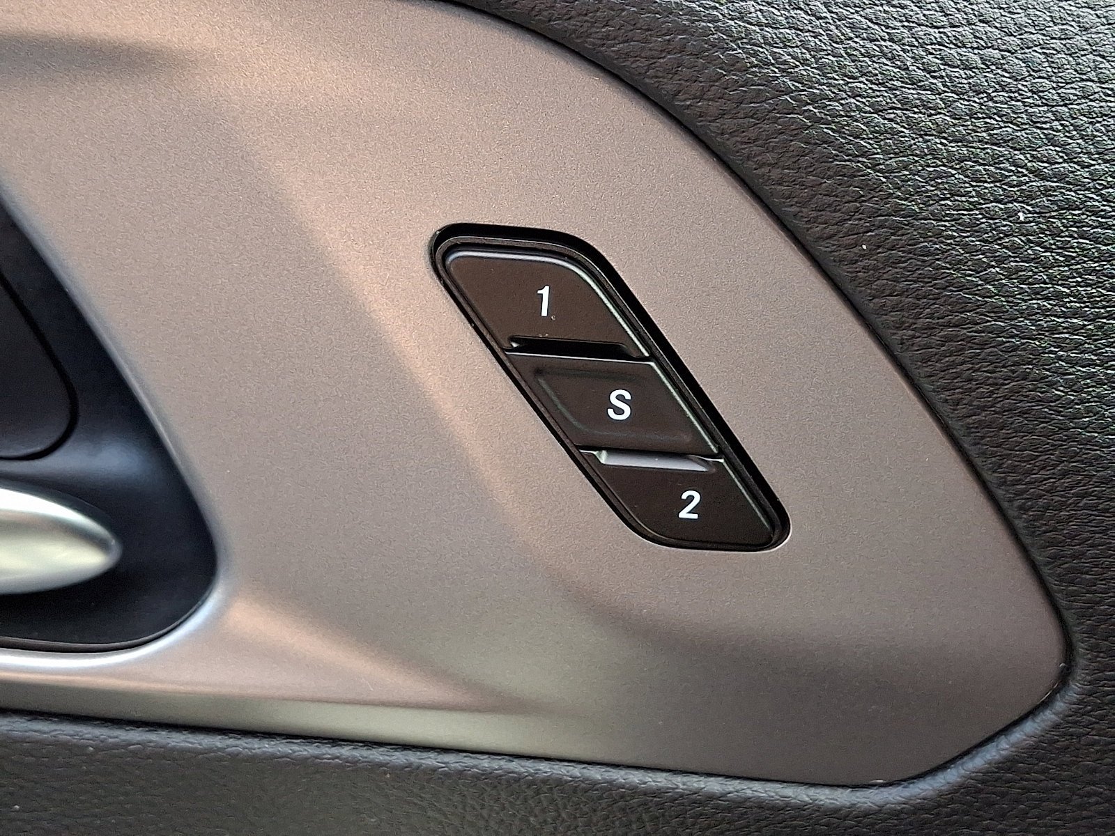 Used 2025 Bright White Clearcoat Chrysler Hybrid Select image 23