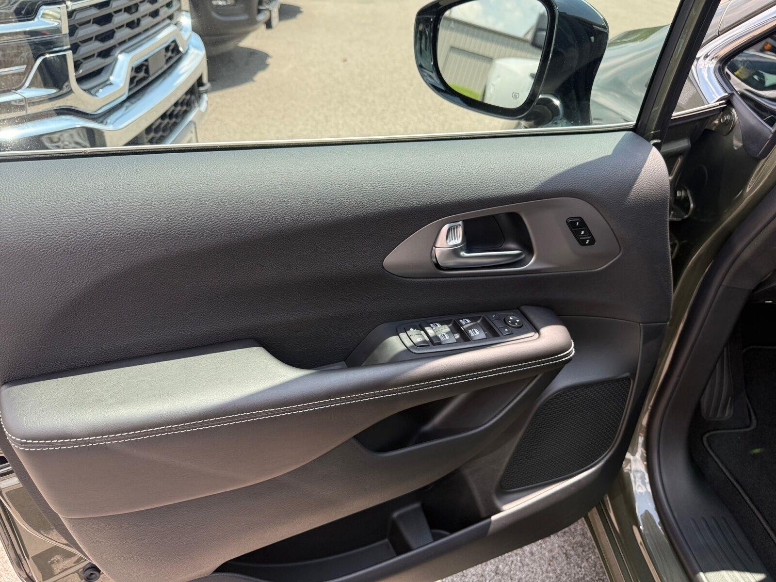 New 2027 Olive Green Pearl-Coat Exterior Paint Chrysler Select image 20
