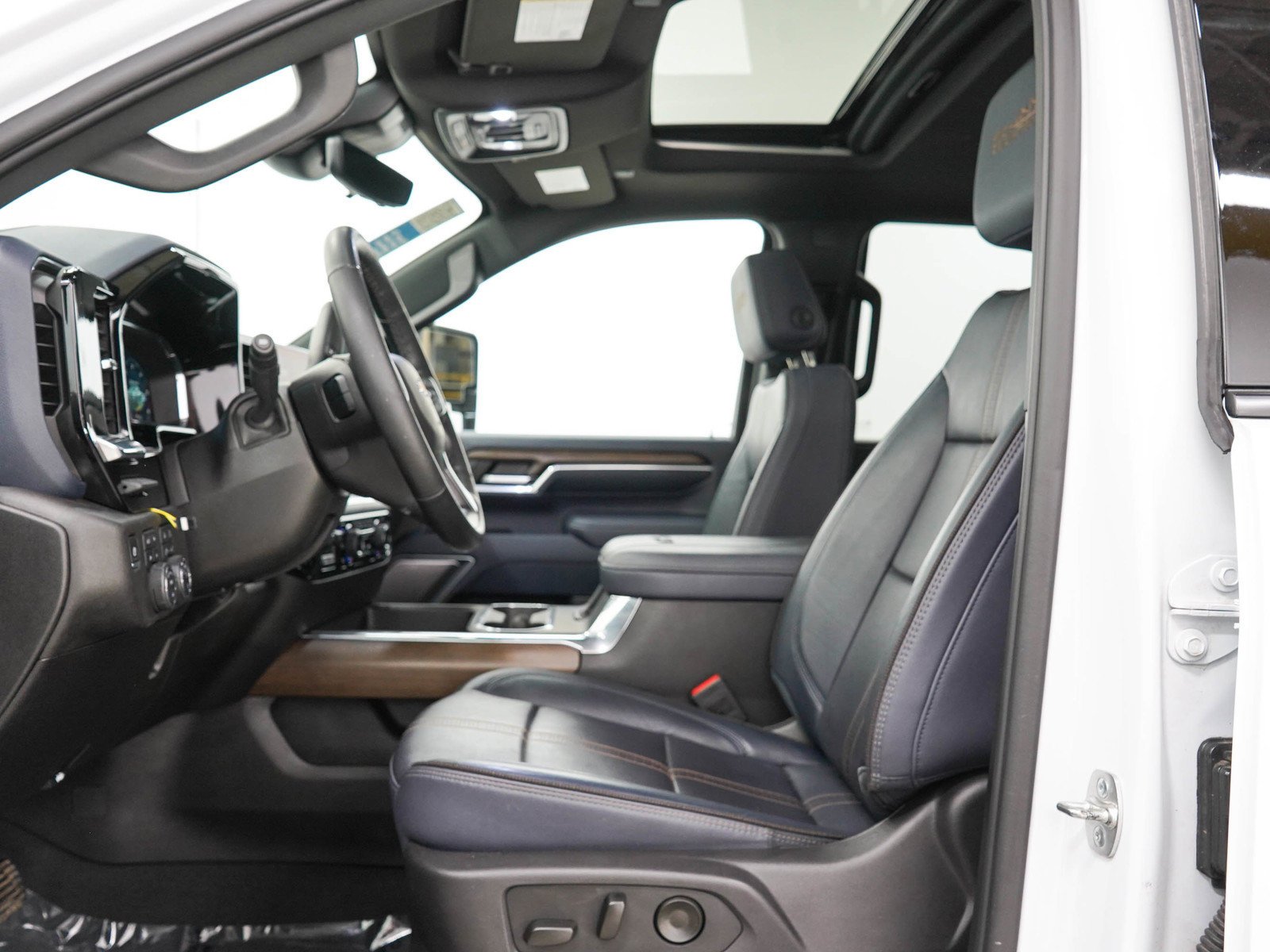 Used 2025 Iridescent Pearl Tricoat Chevrolet High Country image 24