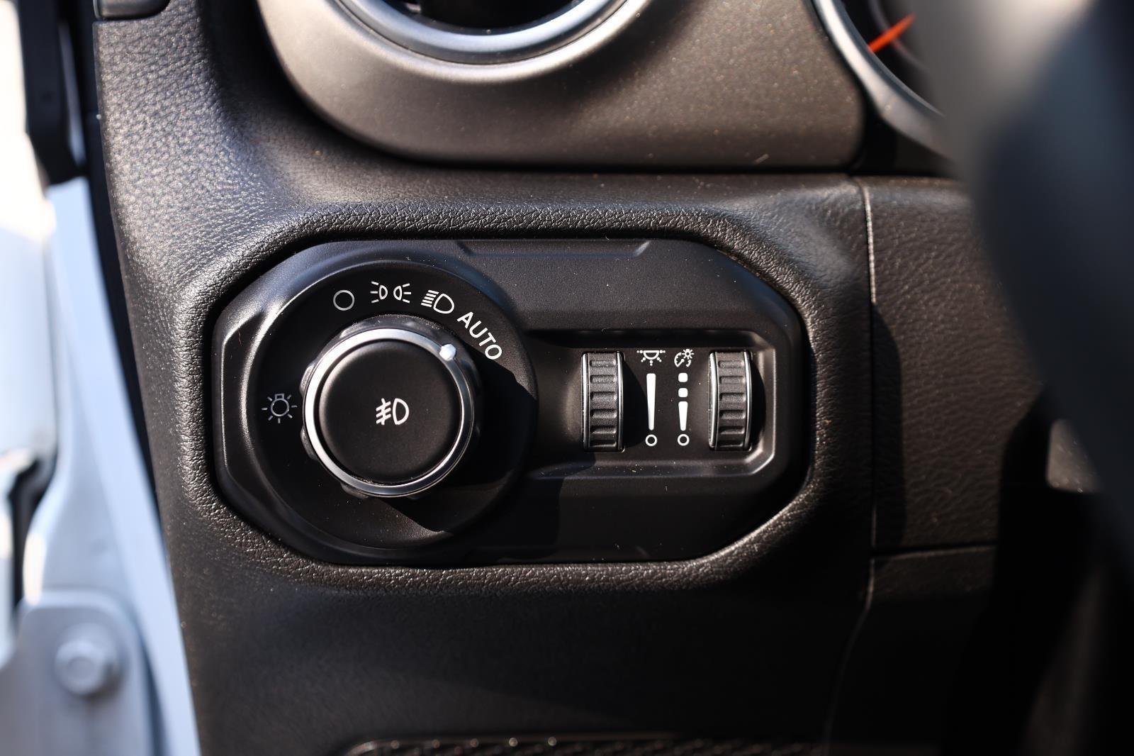 Used 2020 Bright White Clearcoat Jeep Sahara image 27