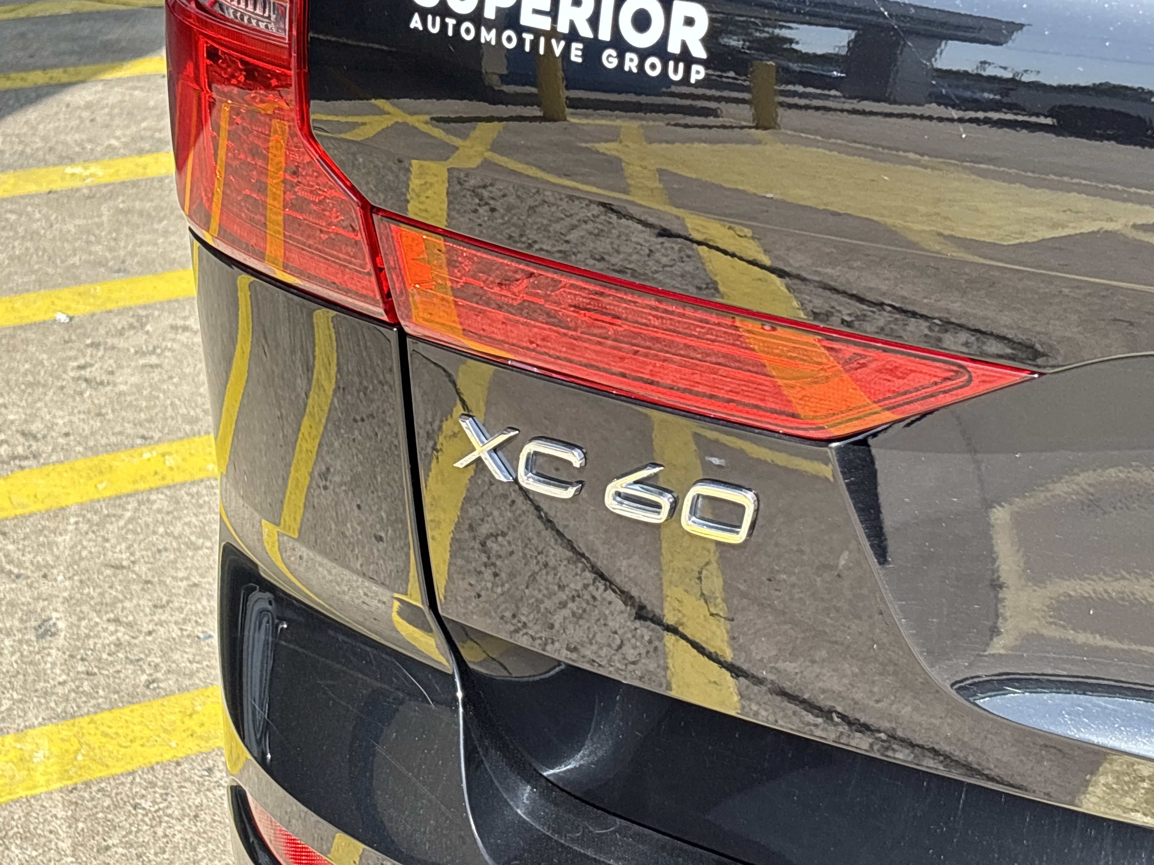 Used 2022 Onyx Black Metallic Volvo Momentum image 5