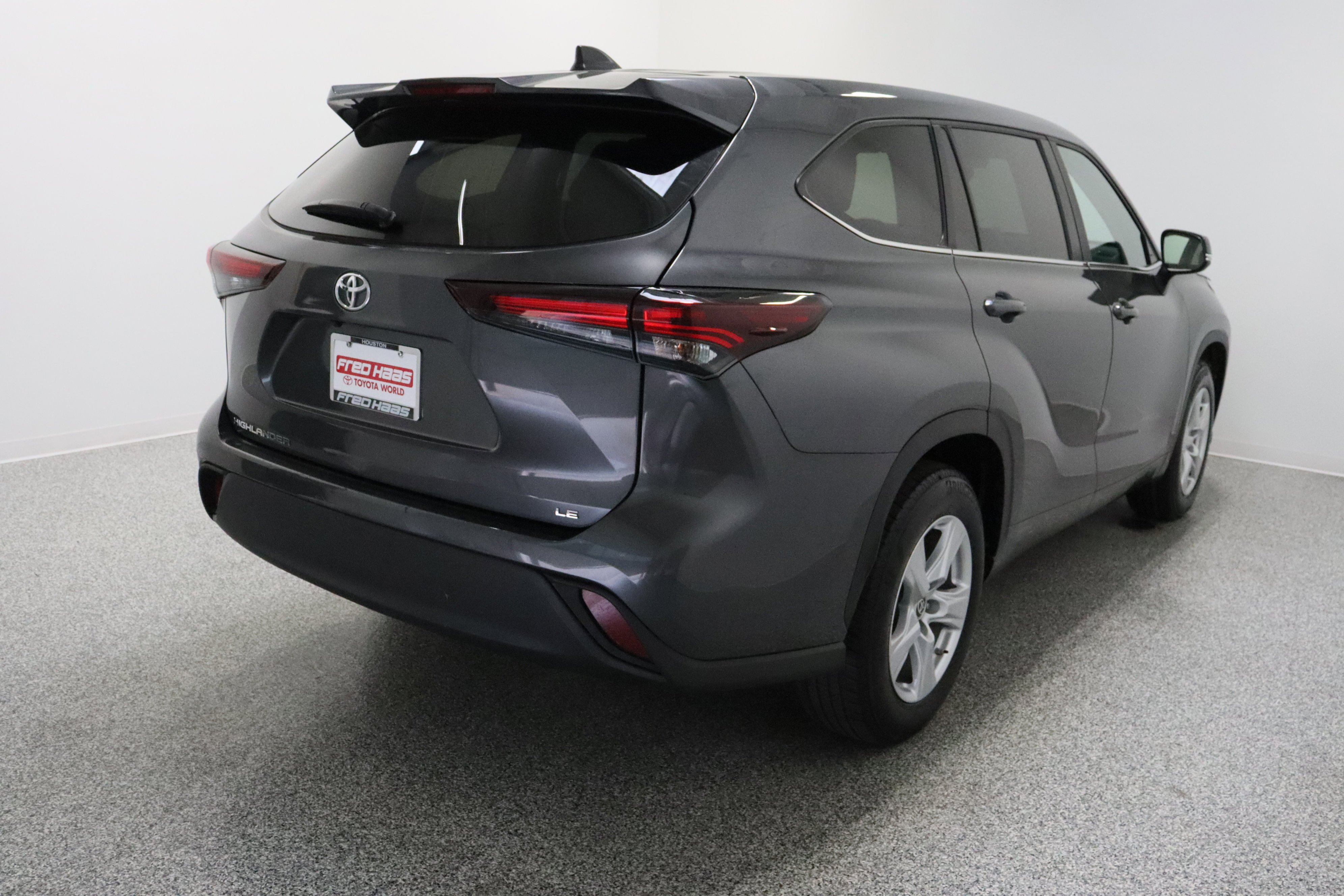 2025 Toyota Highlander LE - Photo 7