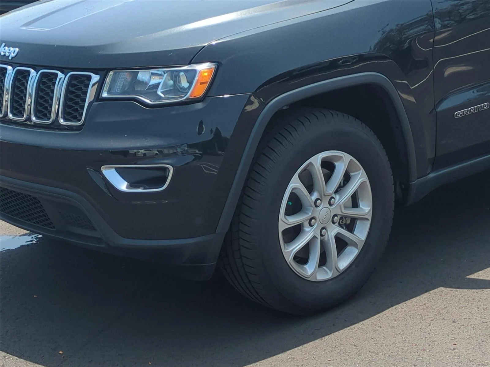 Used 2022 Diamond Black Crystal Pearlcoat Jeep Laredo X image 9