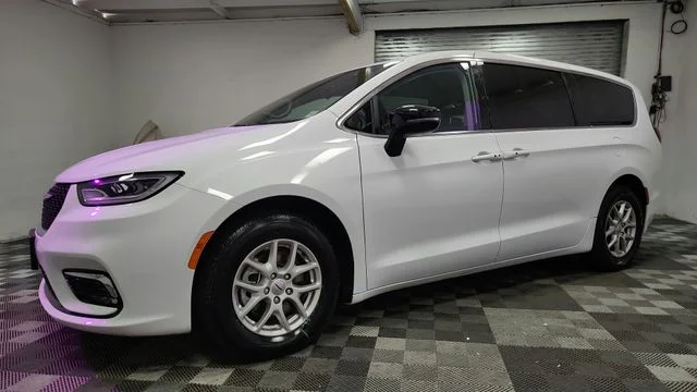 Used 2024 White Chrysler Touring L image 4