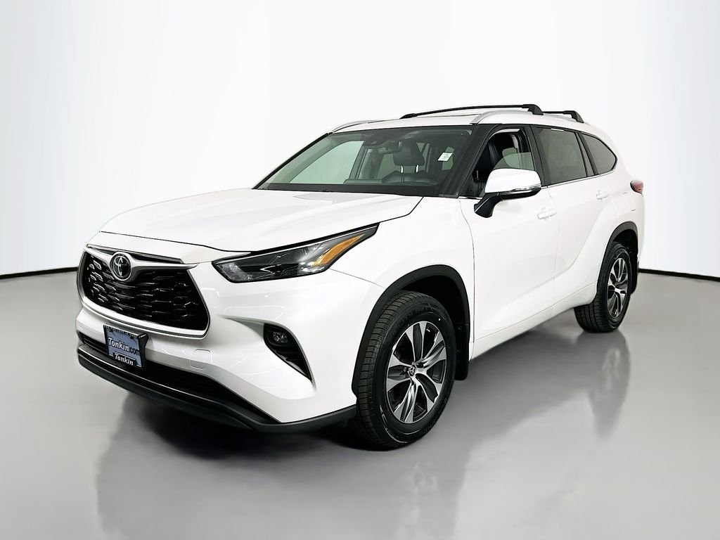 Used 2023 Pearl Toyota XLE image 4