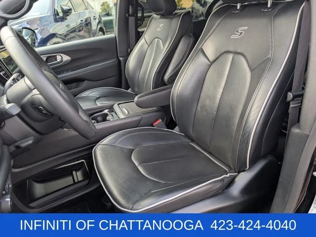 Used 2025 Black Chrysler Limited image 5