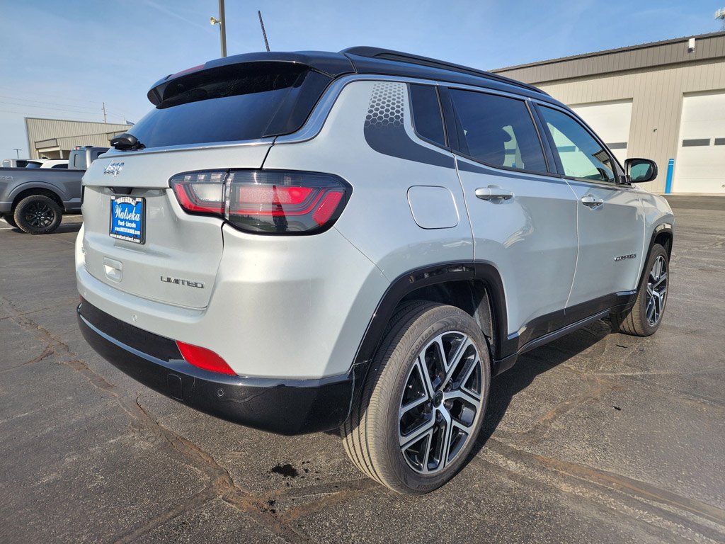 Used 2025 Silver Zynith Metallic Clearcoat Jeep Limited image 5
