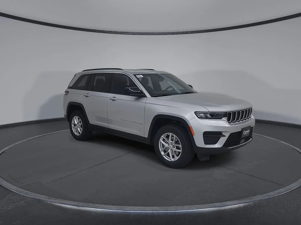 New 2026 Silver Zynith Exterior Paint Jeep Laredo X image 3