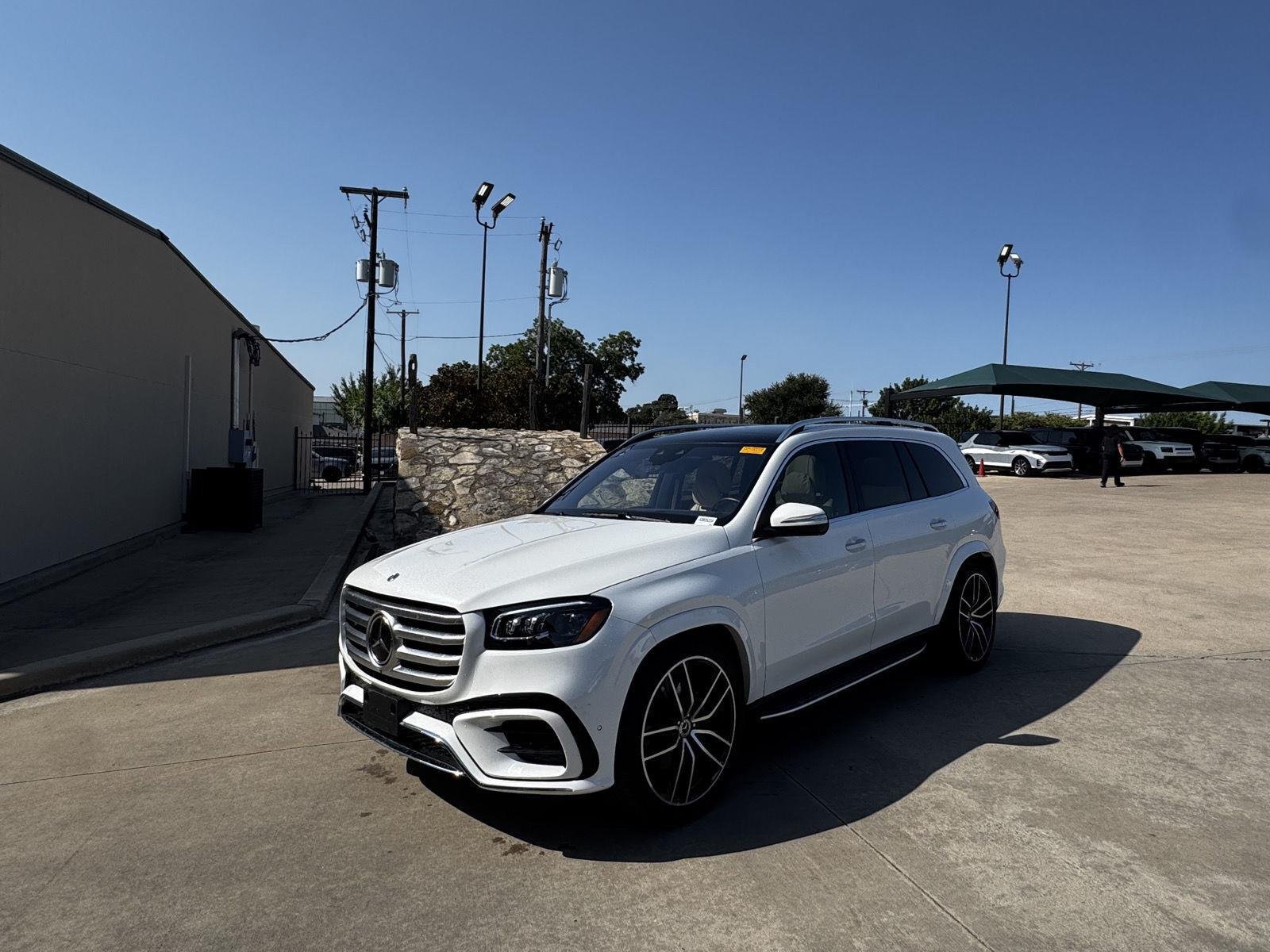 Used 2025 Moonlight White Metallic Mercedes-Benz GLS 450 4MATIC® image 1