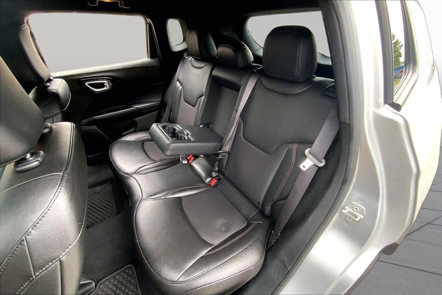 Used 2025 Silver Zynith Metallic Clearcoat Jeep Trailhawk image 21