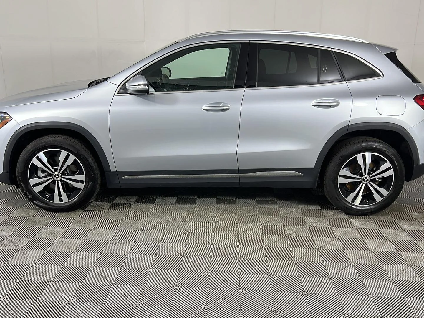 Used 2025 Cirrus Silver Metallic Mercedes-Benz GLA 250 image 25