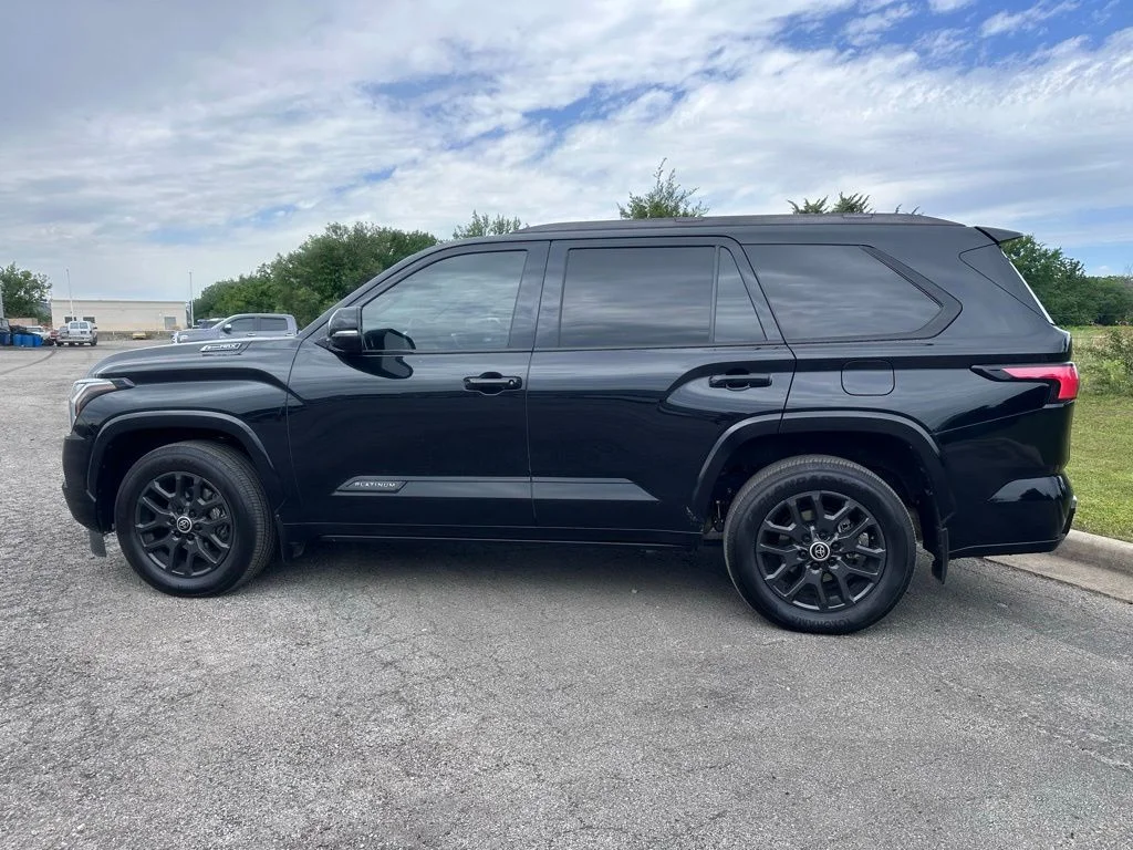2024 Toyota Sequoia SR5 - Photo 8