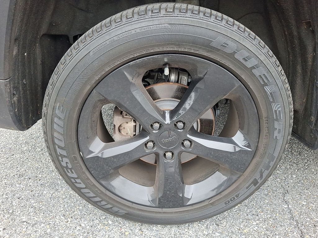 Used 2024 Gray Jeep Altitude image 8