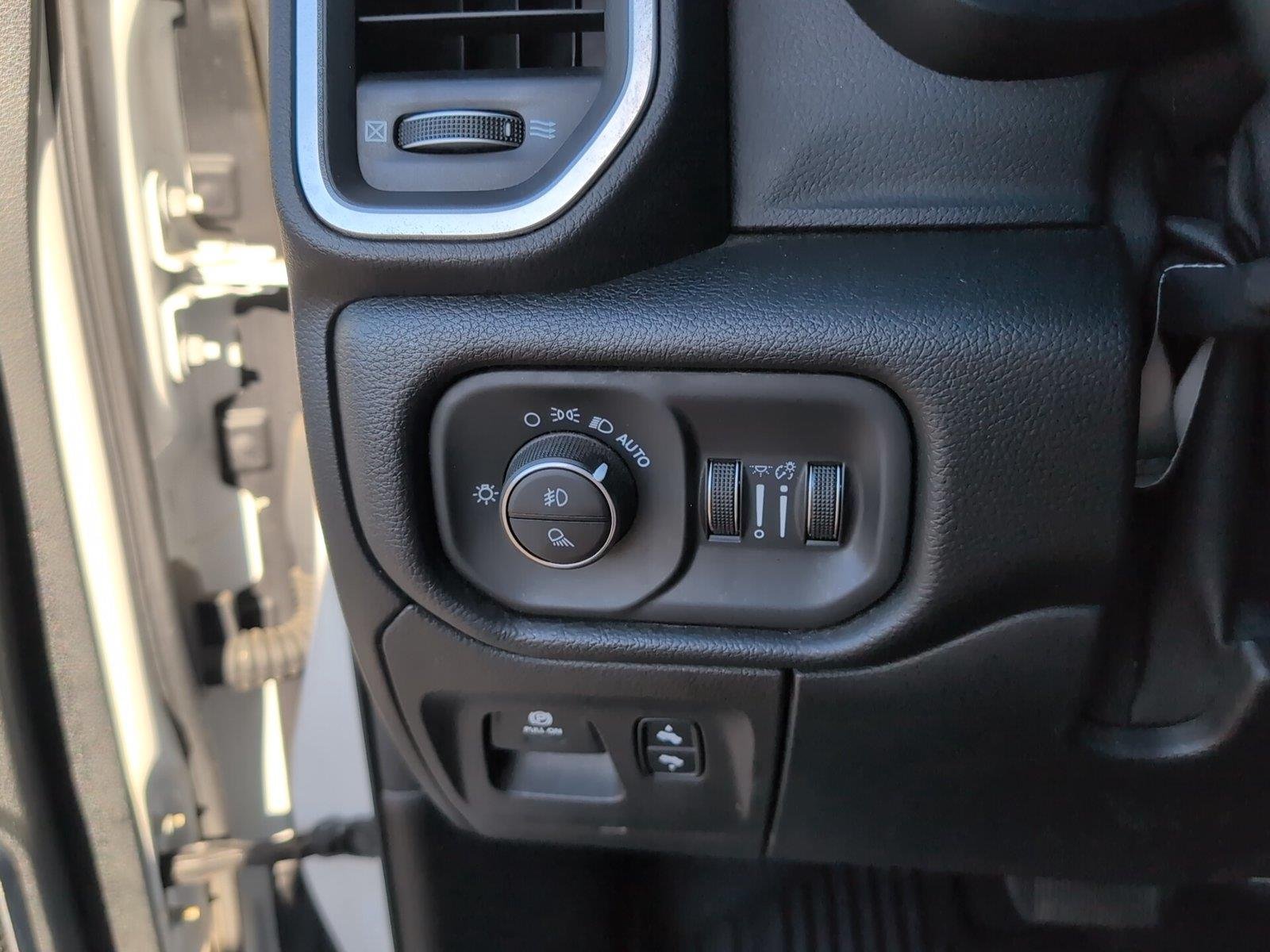 Used 2019 Ivory White Tri-Coat Pearlcoat Ram Laramie image 28
