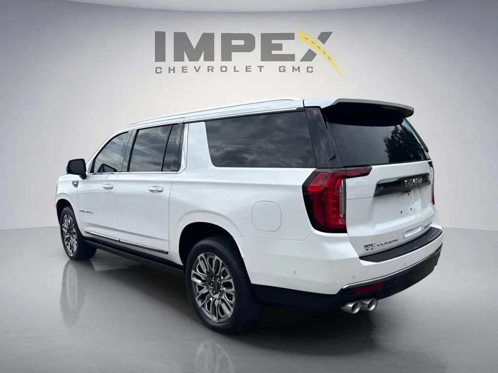 Used 2023 White Frost Tricoat GMC Denali Ultimate image 3