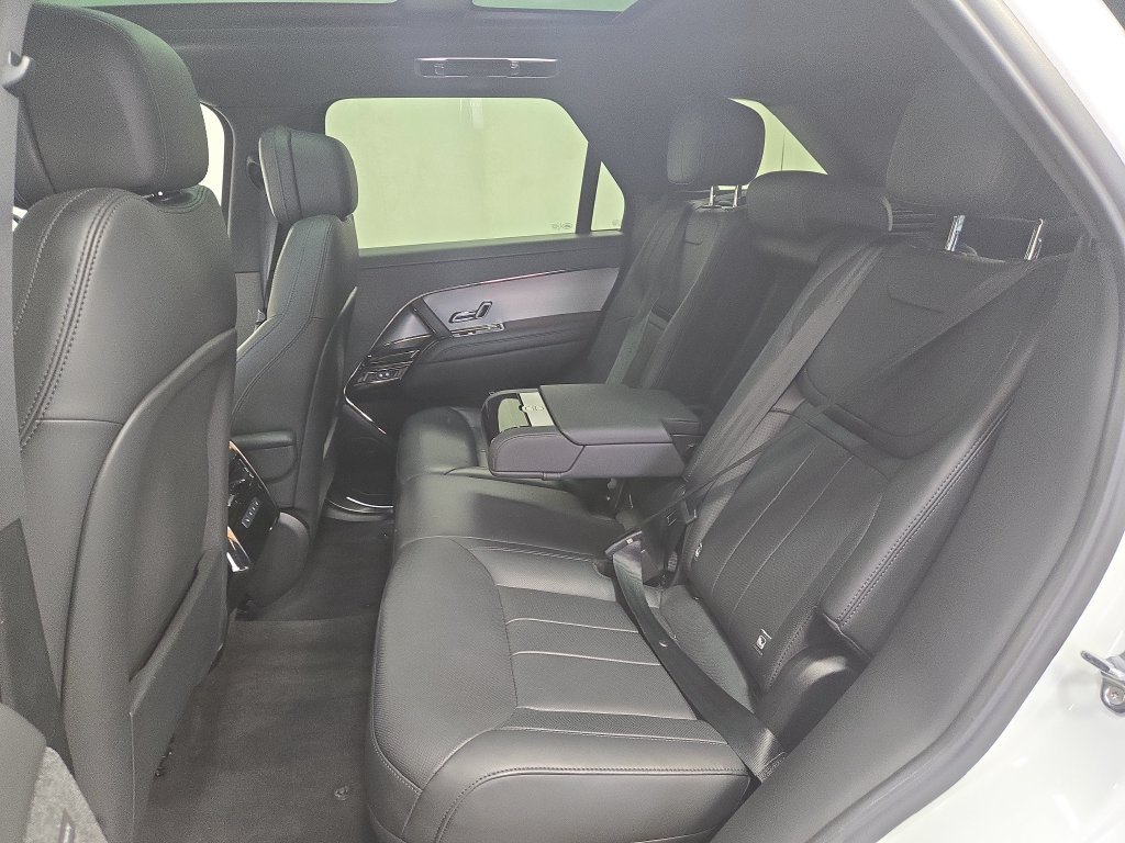 Used 2025 Fuji White Land Rover SE image 19