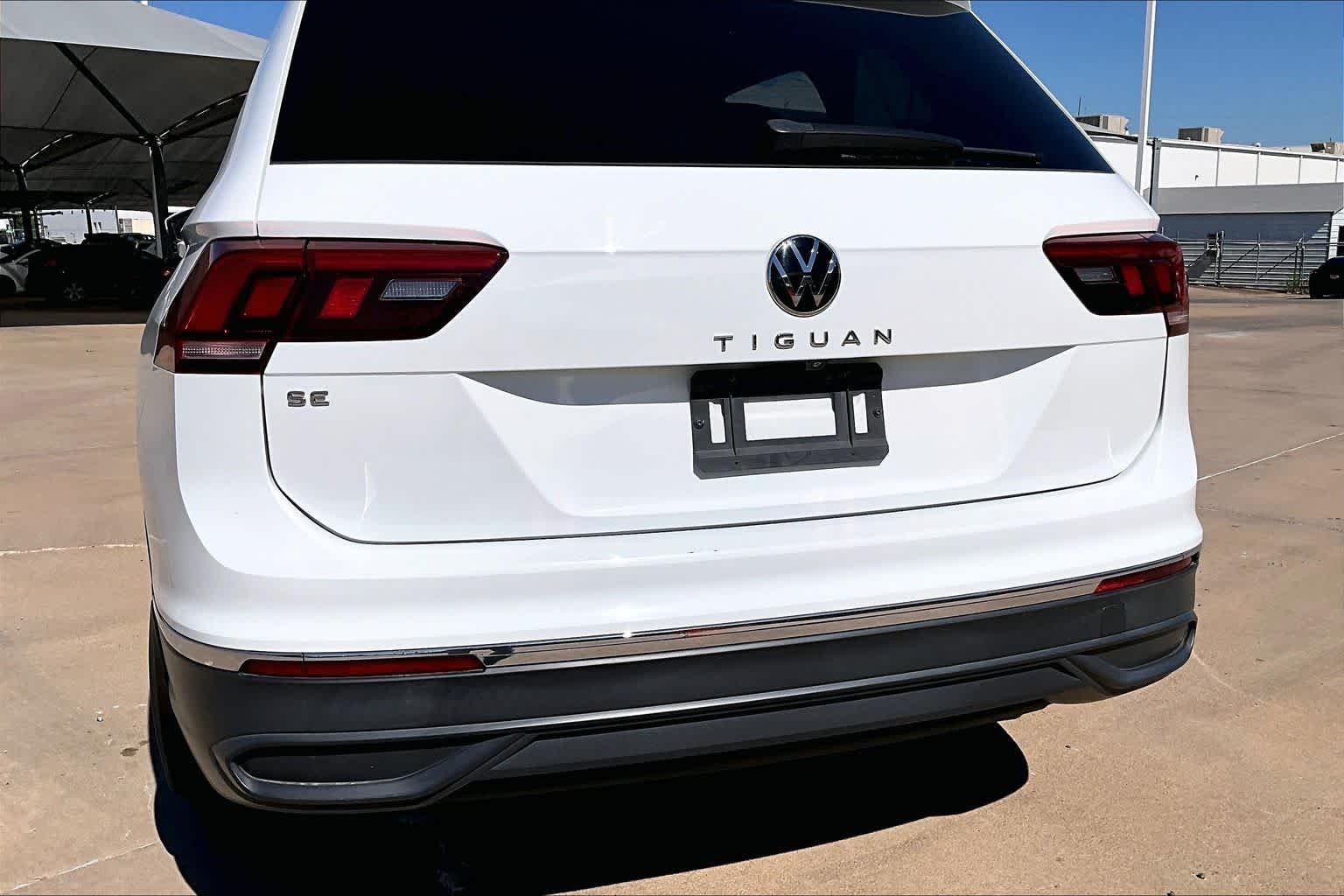 Used 2022 Pure White Volkswagen SE image 30