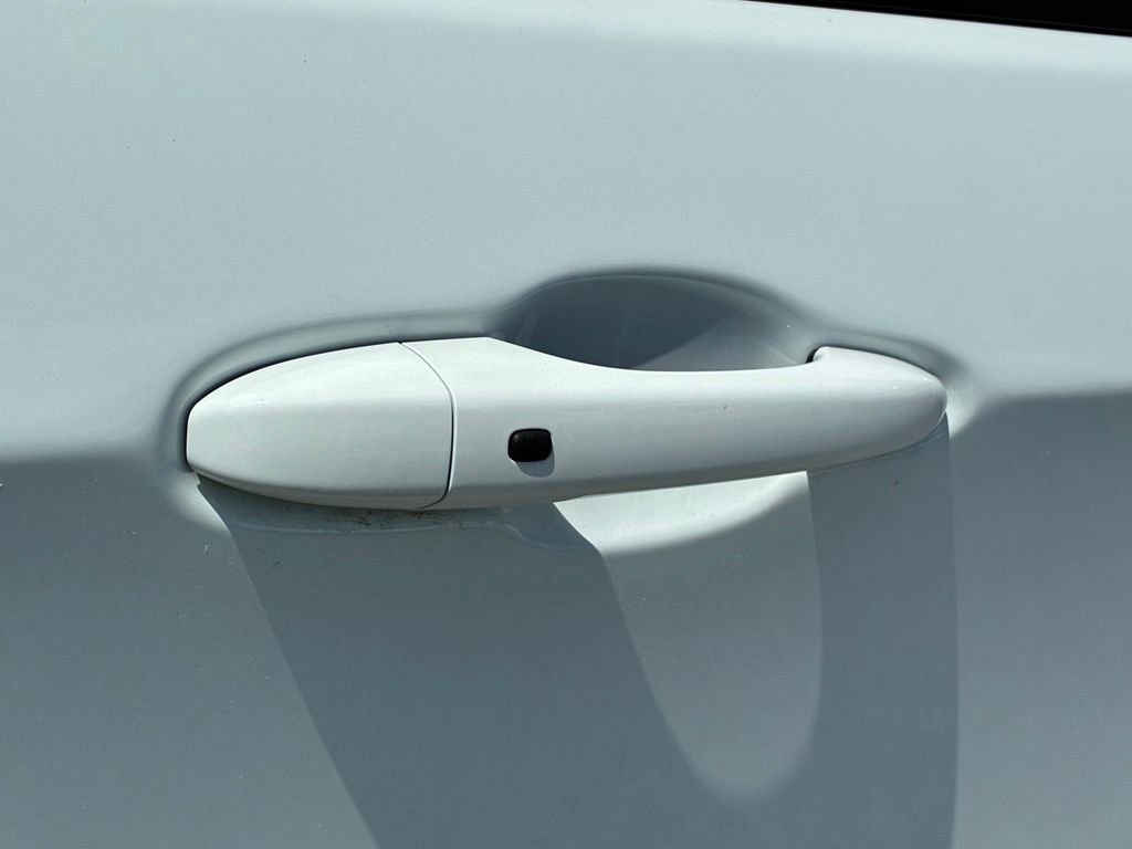 Used 2024 White Jeep Latitude image 37