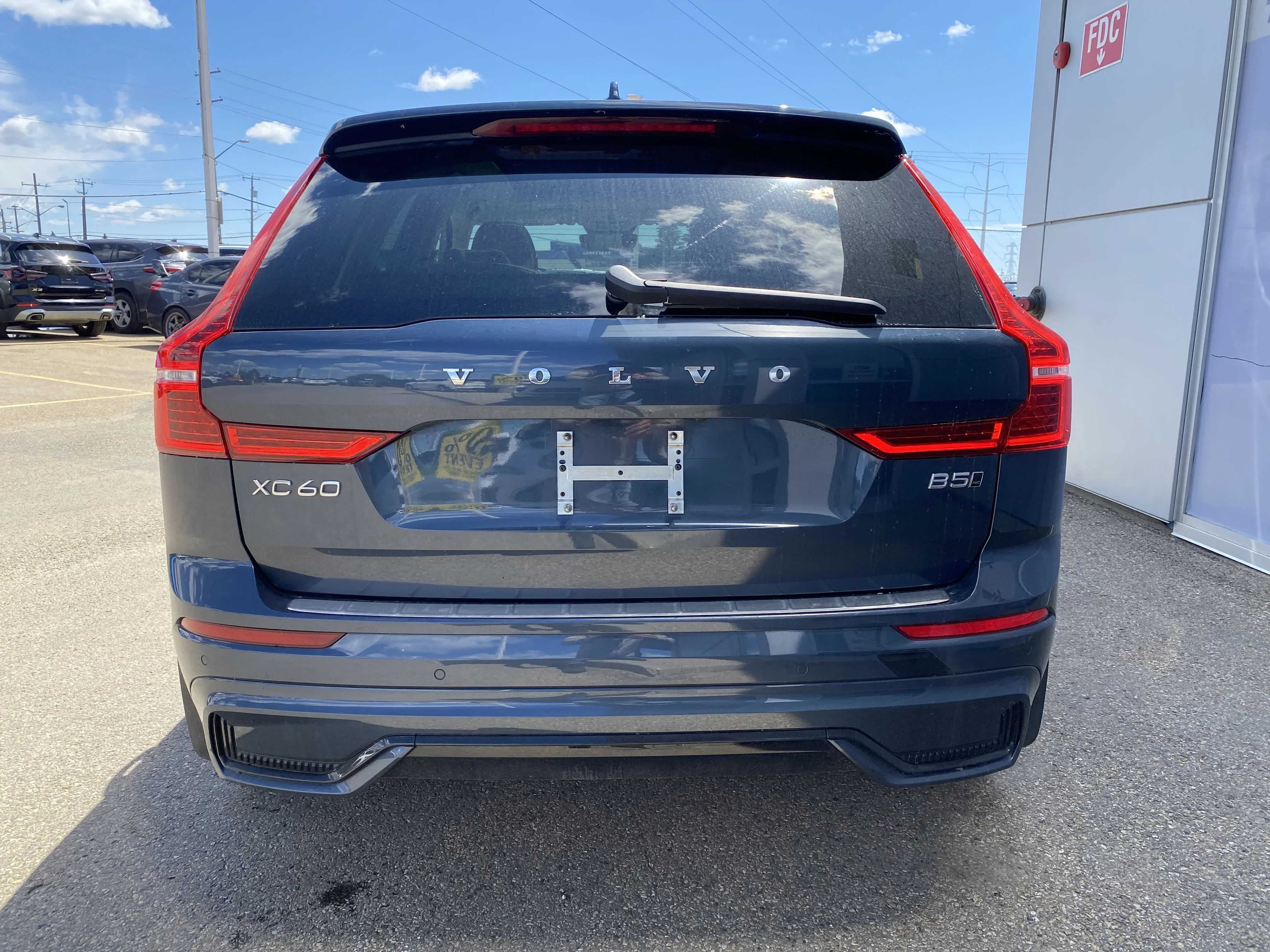 Certified Used 2024 Blue Volvo Plus Dark Theme AWD * 360 CAMERA * PANORAMIC SUNROOF * SAFETY PLUS * image 4