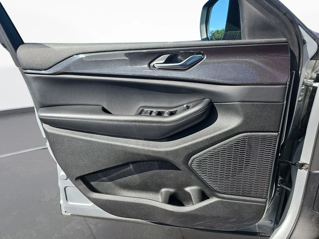 Used 2023 Silver Jeep Laredo image 26