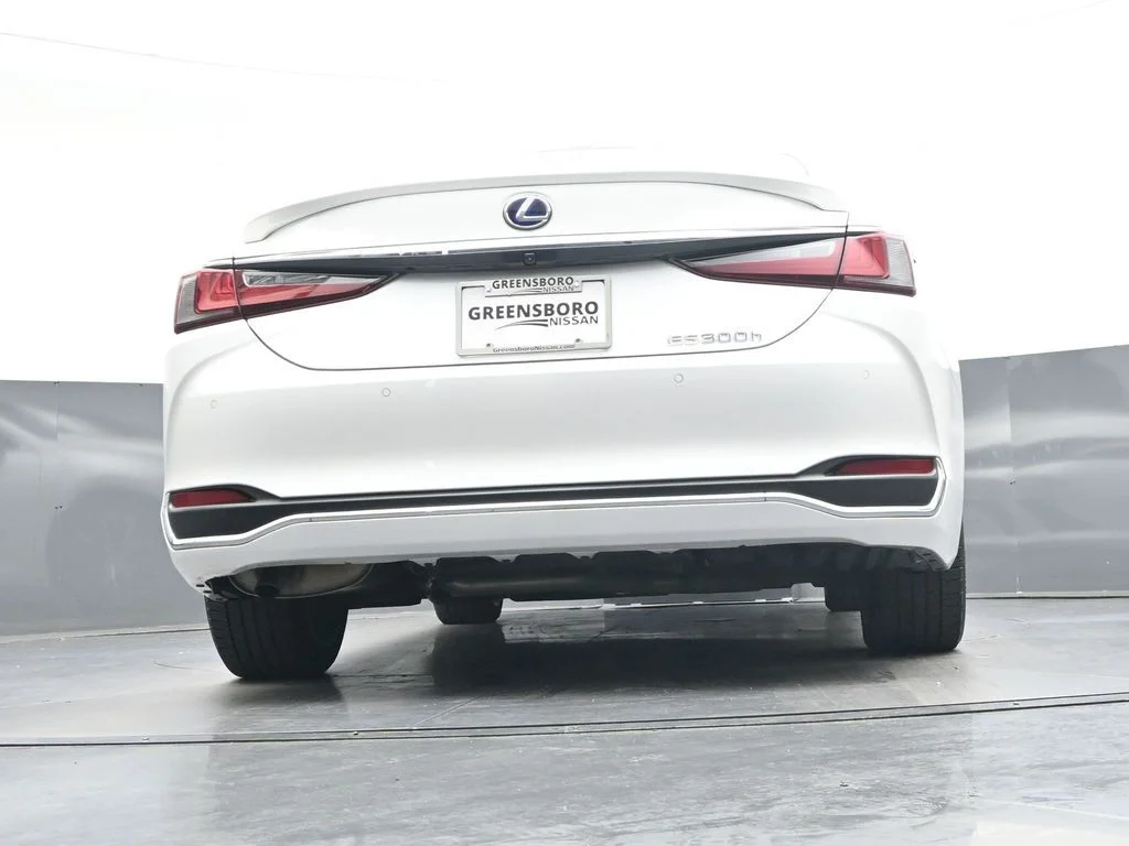 Used 2022 White Lexus 300h image 38