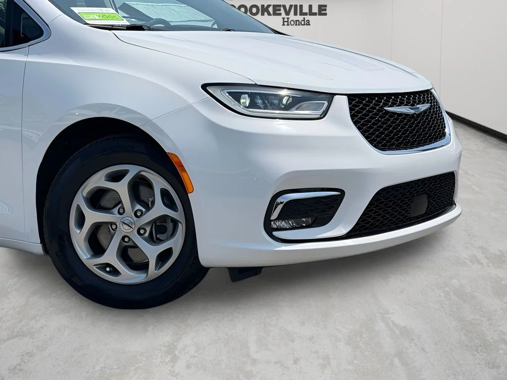 Used 2024 Bright White Clearcoat Chrysler Limited image 3