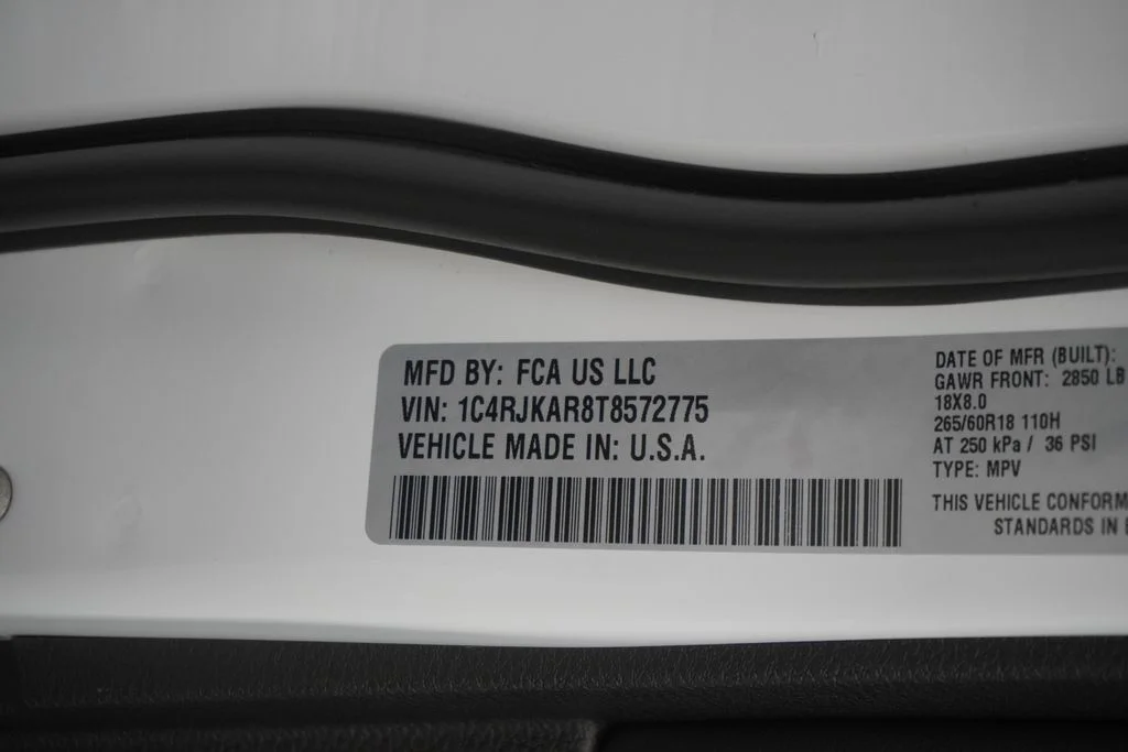 New 2026 Bright White Clear-Coat Exterior Paint Jeep Laredo image 40