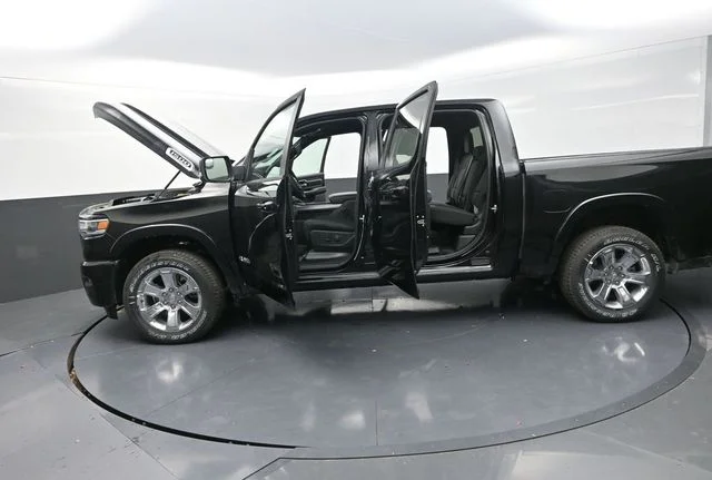 New 2026 Diamond Black Crystal Pearl-Coat Exterior Paint RAM Big Horn/Lone Star image 33