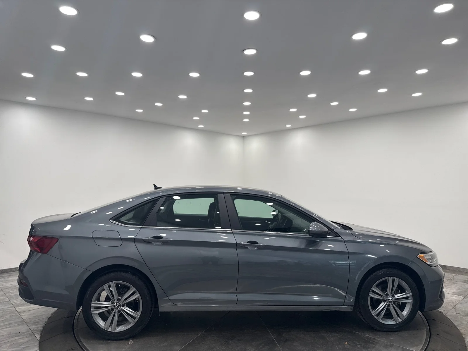 Used 2024 Platinum Gray Metallic Volkswagen SE image 8