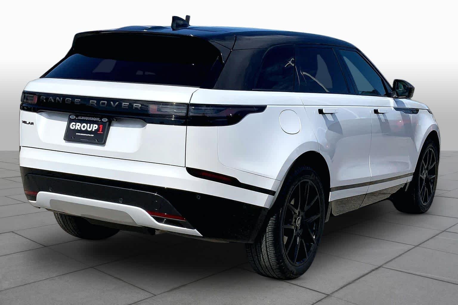 Used 2026 Ostuni Pearl White Premium Metallic Land Rover Dynamic SE image 12