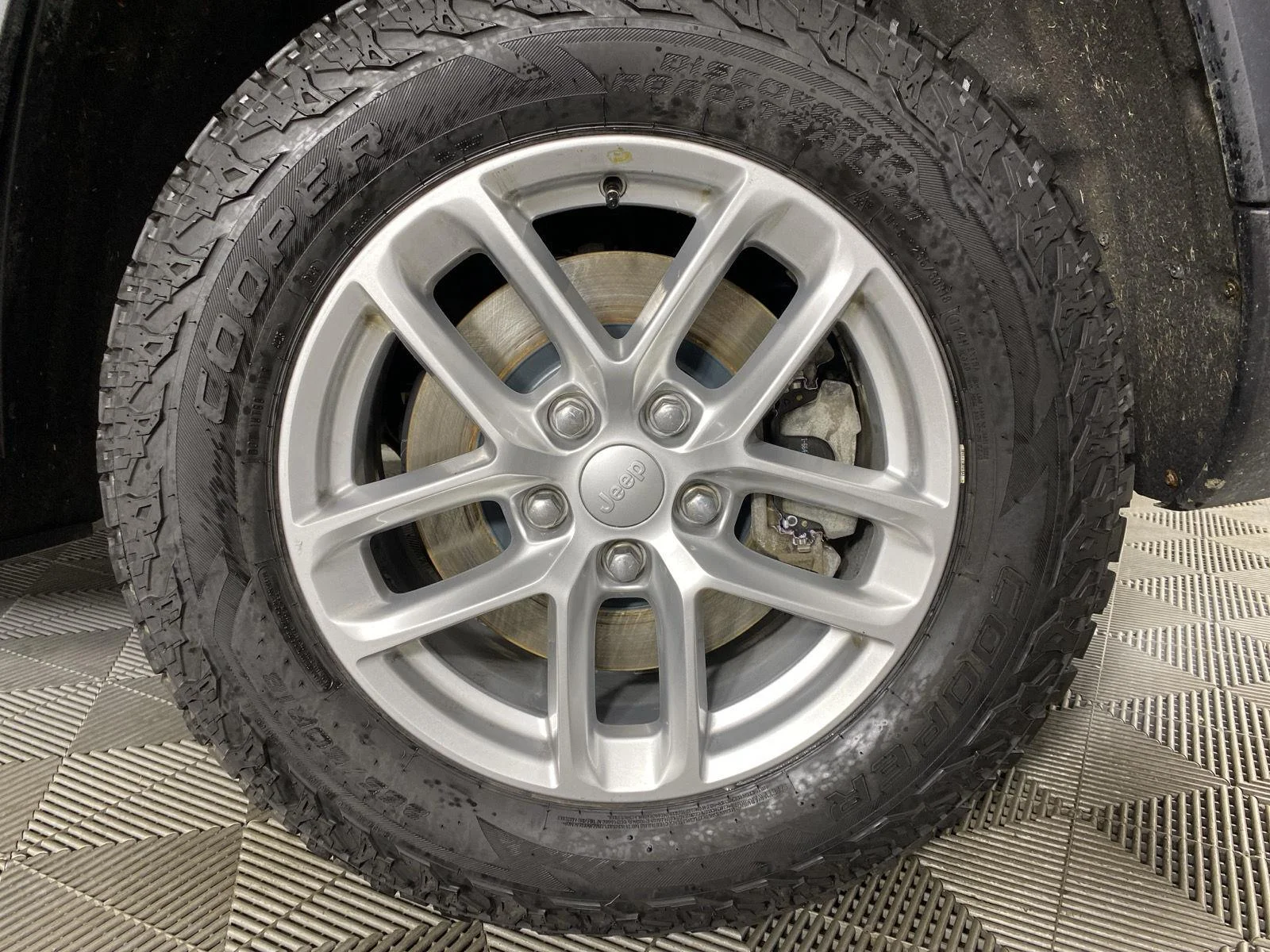 Used 2024 Diamond Black Crystal Pearlcoat Jeep Laredo image 9