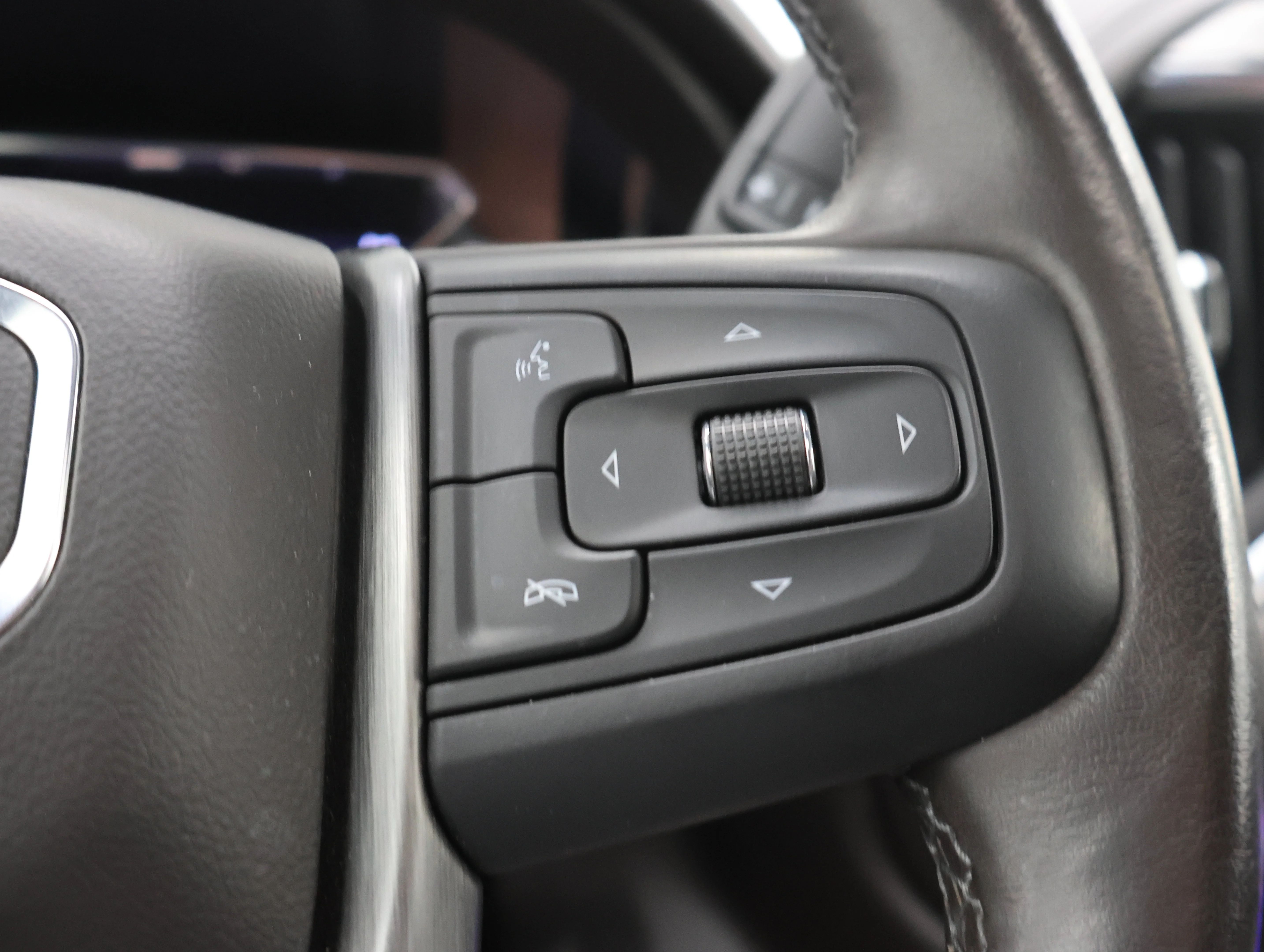 Used 2022 White Frost Tricoat GMC Denali image 15