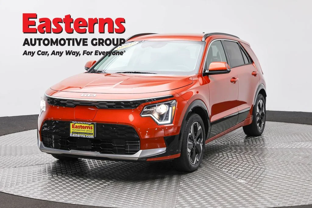 Used 2023 Red Kia Wind image 1