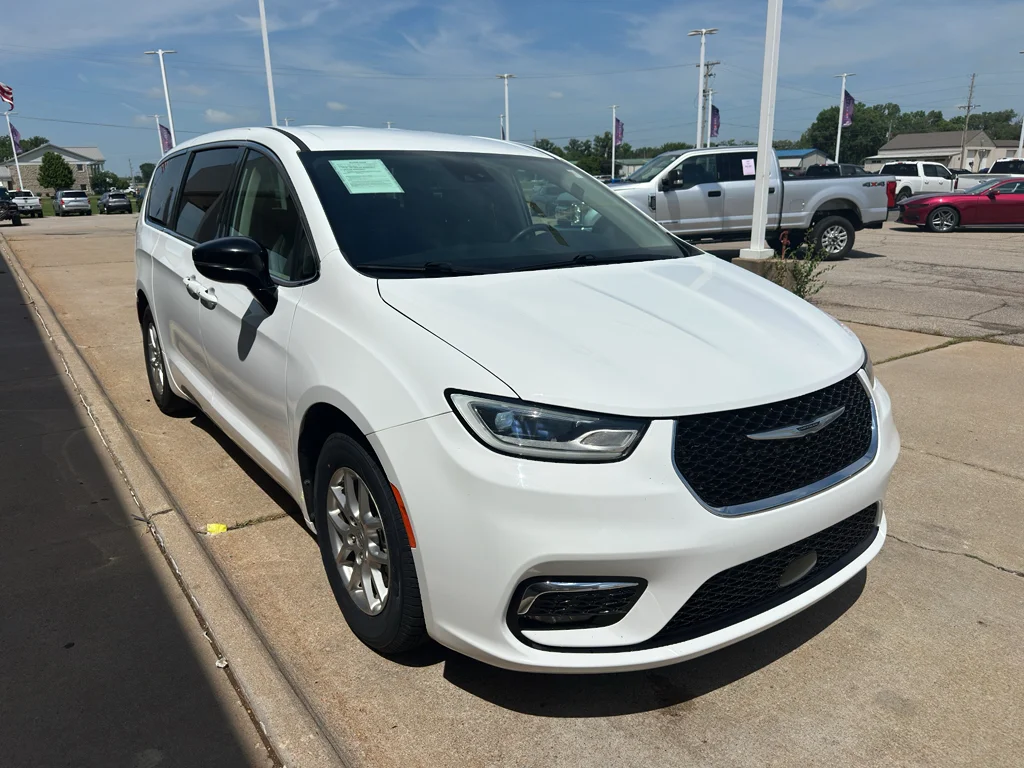 Used 2024 White Chrysler Touring L image 2