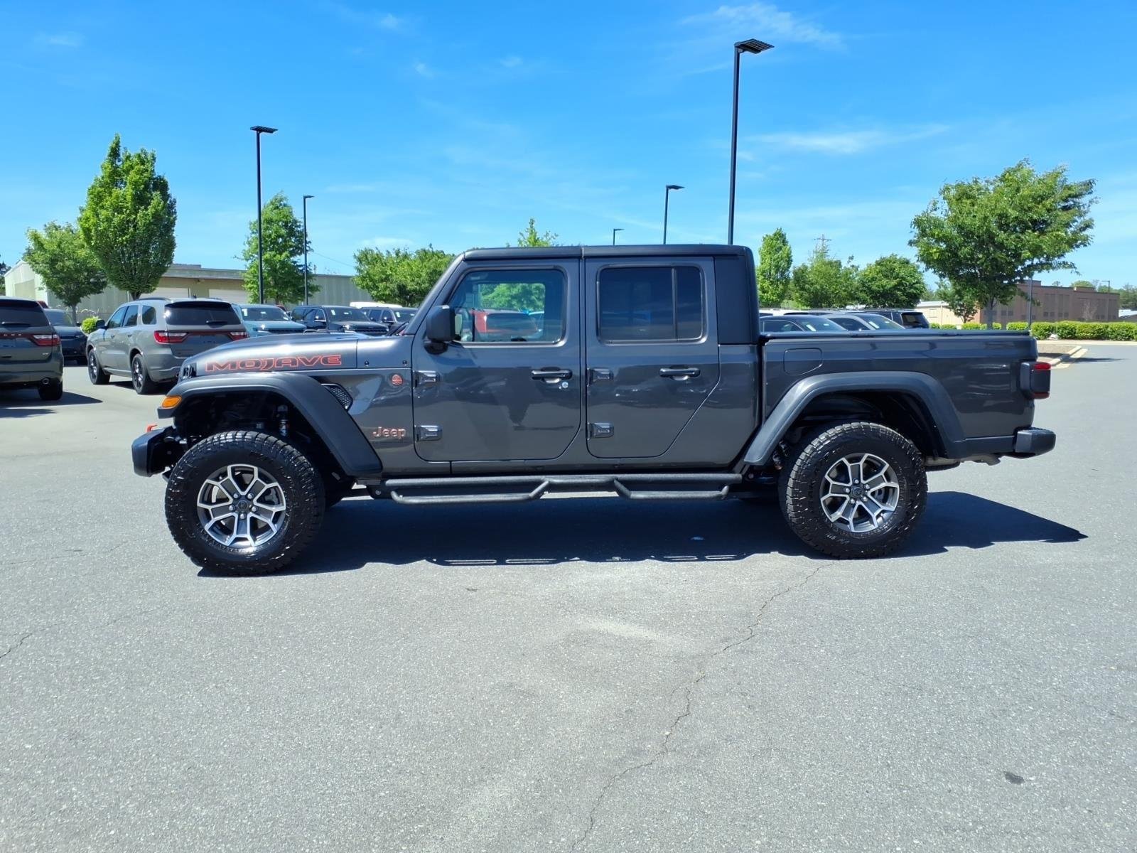 Used 2025 Granite Crystal Metallic Clearcoat Jeep Mojave image 3